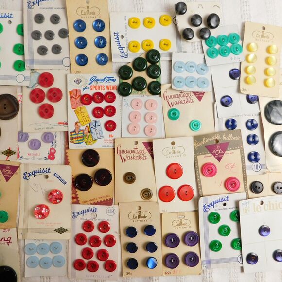 Vintage Buttons On Cards Lot Of 24 Pinks, Purples Burgundy LaMode, LeBouton NOS - Picture 4 of 16